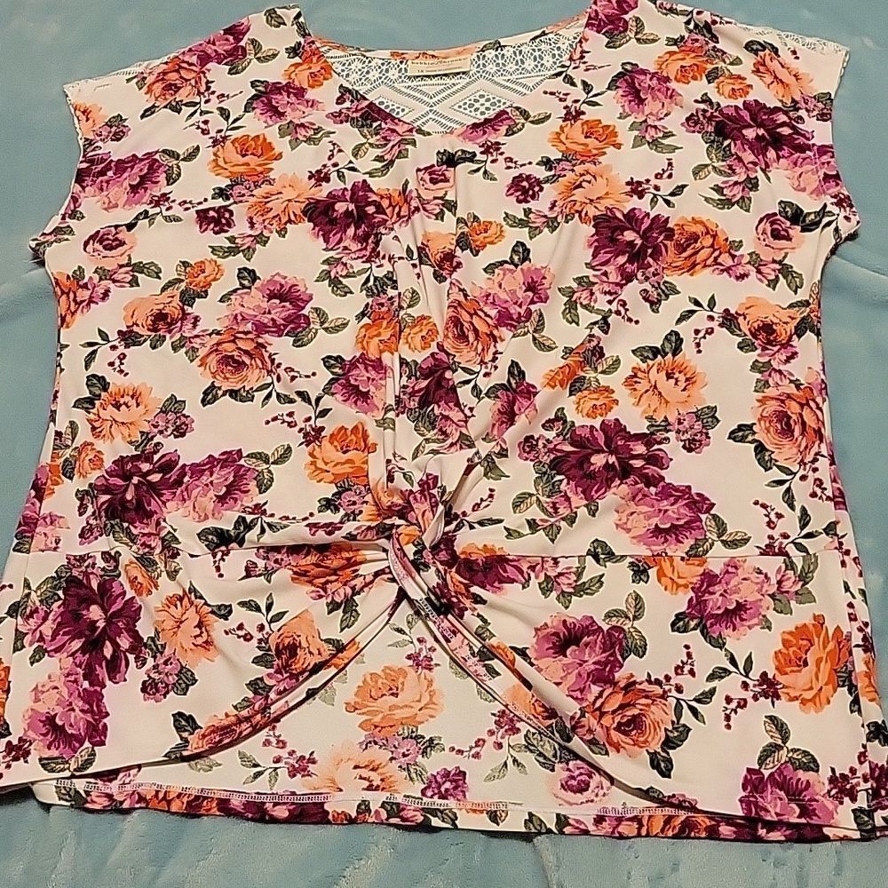 Bobbie 💐 Brooks Floral print with lace detailing front knot hem sz 1X